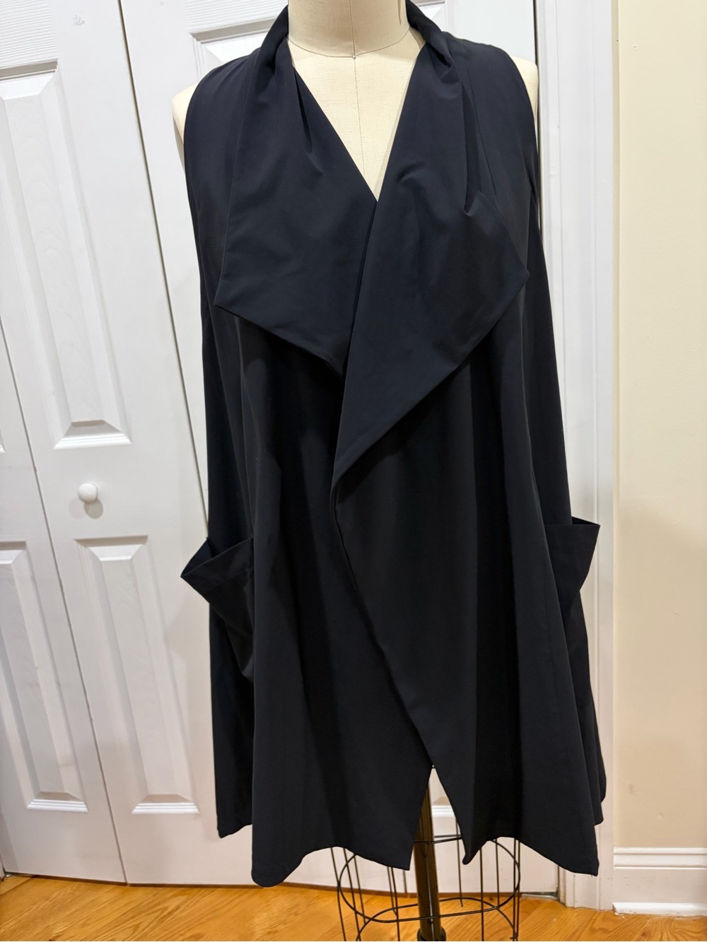 ALEMBIKA Black Sleeveless Cardigan/Vest Top Lagenlook Size M Minimalist
